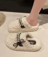 Zapatillas blancas de piel sintética con cuentas y diseño de uñas